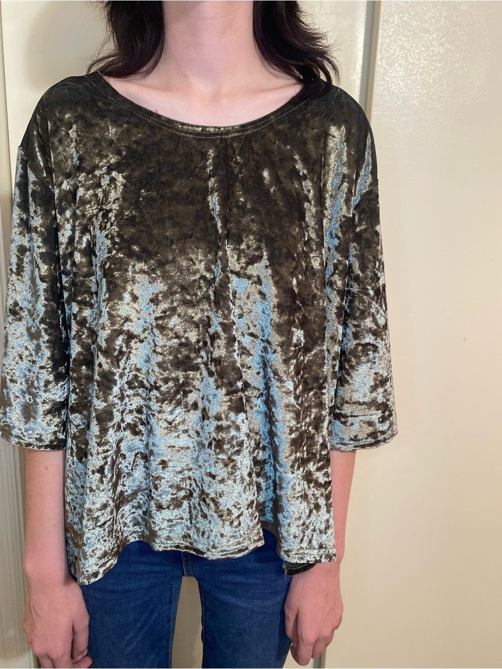 POL Size Medium Crushed Velvet Scoop-Neck Top in Olive hi-low side slit flowy